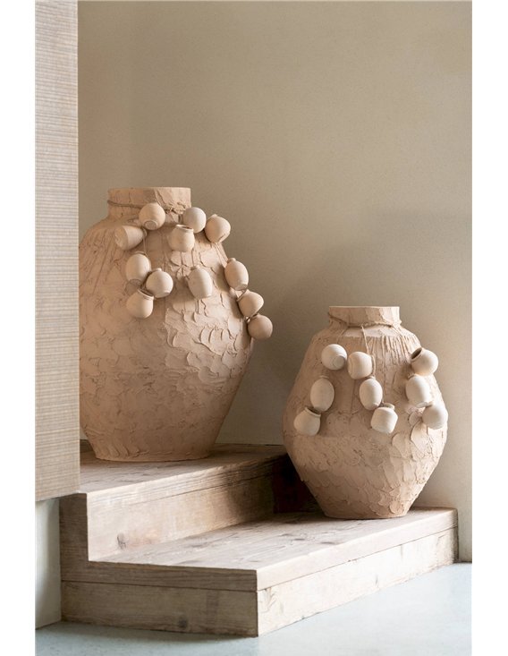 vase artisanal en papier couleur naturelle avec pendentif