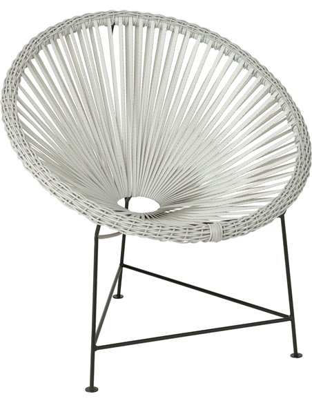 Chaise design blanc en métal et rotin style lounge élégant