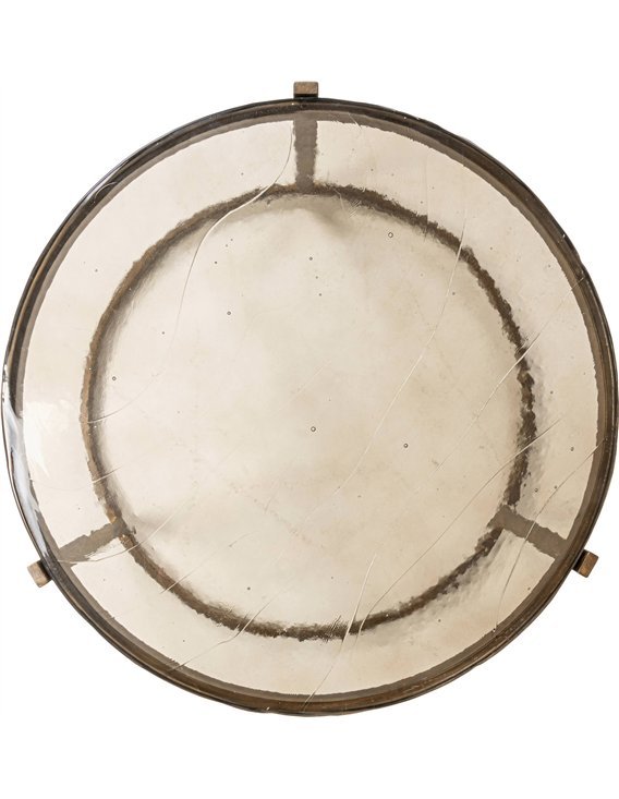 Plateau en verre coulé de la grande table vu de dessus, bord cerclé de métal doré