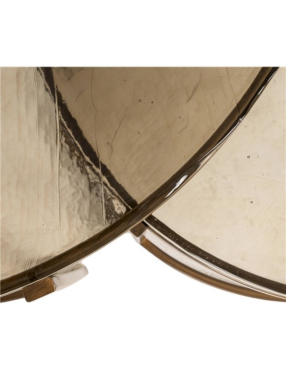 Plateaux superposés des deux tables vus de près, reflets dorés et verre marbré