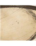Gros plan sur la surface en verre coulé, traces de bulles et veinures