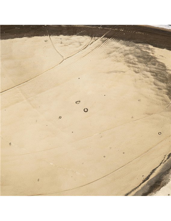 Gros plan sur la surface en verre coulé, traces de bulles et veinures