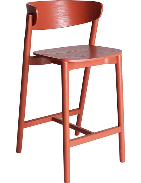 tabouret vintage en bois rouge pour cuisine élégante