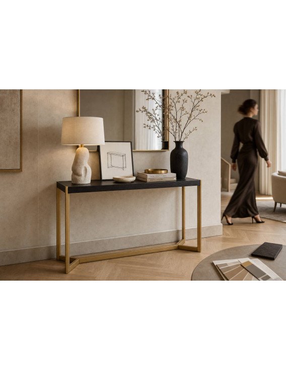 Console chic en métal doré et bois noir dans un salon, lampe et objets posés dessus