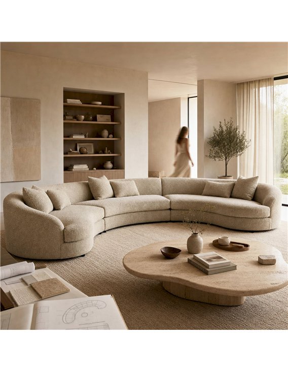 Canapé d'angle arrondi en tissu beige dans un salon épuré avec table basse