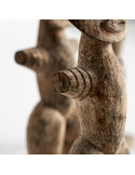 Figures sculptées à finition vieillie