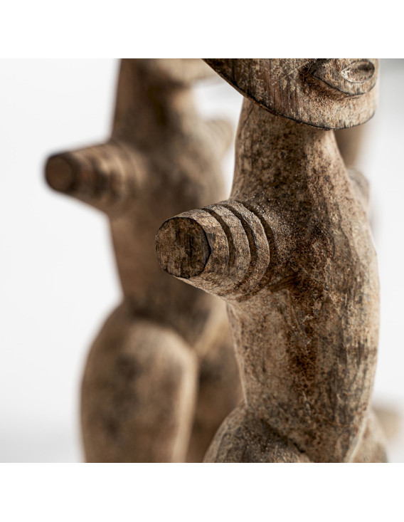 Figures sculptées à finition vieillie