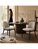 Deux chaises beige et noires autour d'une table ronde dans un salon