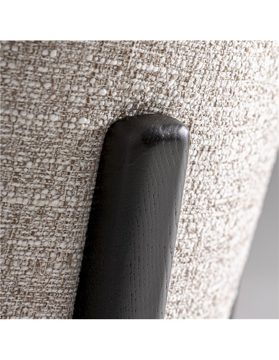 Détail de l'accoudoir noir fixé au dossier en tissu