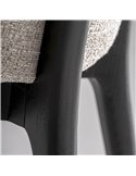Gros plan sur les pieds noirs et la texture du bois