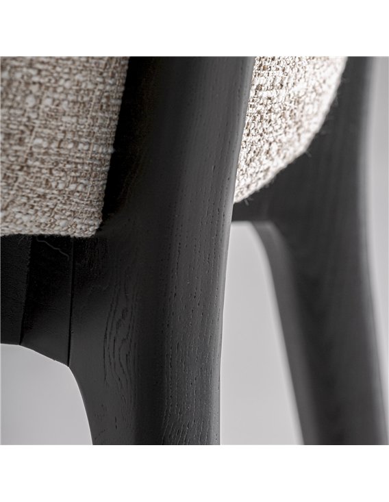 Gros plan sur les pieds noirs et la texture du bois