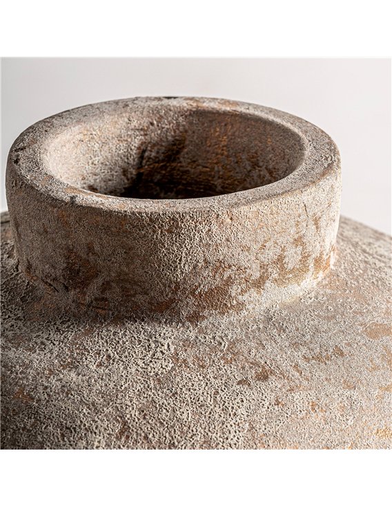 Vase marron à finition vieillie