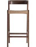 Tabouret de bar en chêne et fibre vu de face, assise tressée et barres de repos
