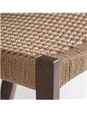 Détail de l'assise en fibre tressée et du pied en chêne au coin de l'assise