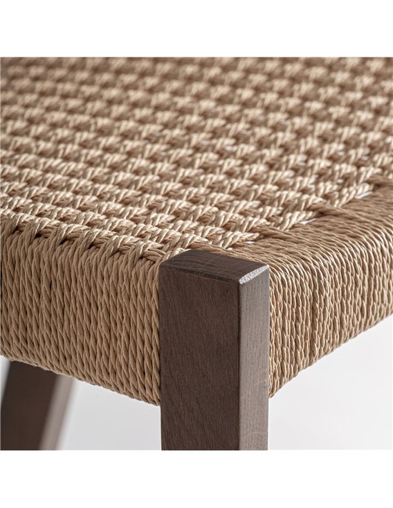 Détail de l'assise en fibre tressée et du pied en chêne au coin de l'assise