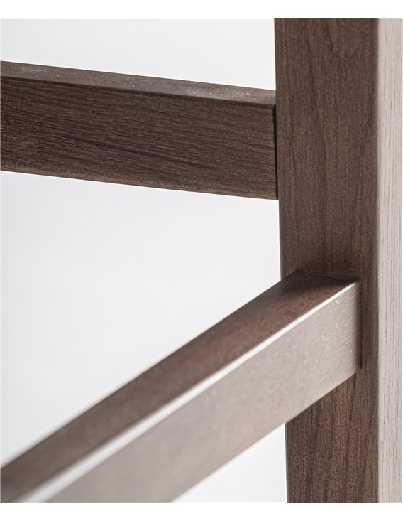 Assemblage des barres de repos sur le pied, vue rapprochée du bois