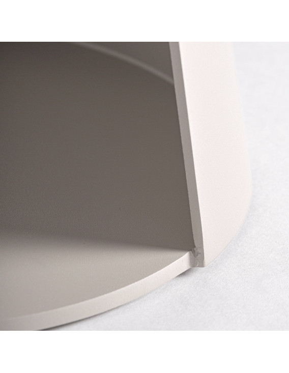 Table ronde beige au design sculptural