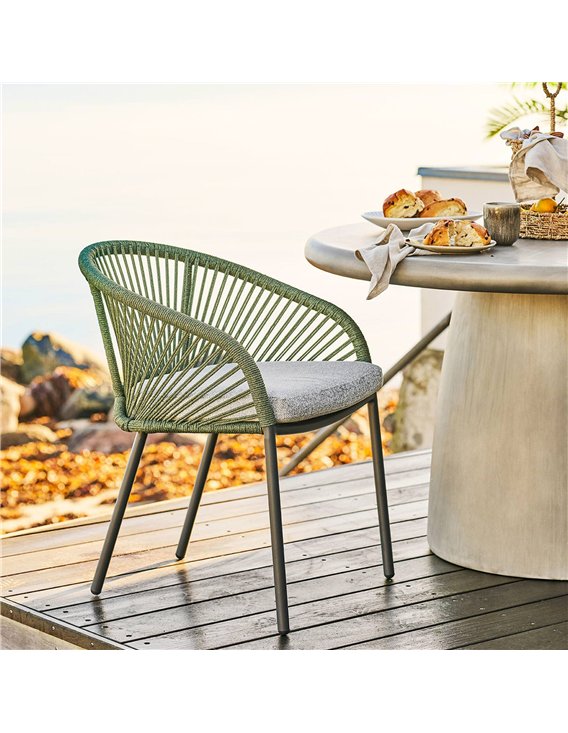 Chaise terrasse confortable avec coussin