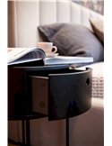 Table d’appoint noire pour chambre