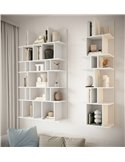 Bibliothèque ouverte blanche fixée au mur, deux colonnes au-dessus d'un canapé