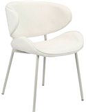 Chaise tapissée crème aux pieds clairs, vue trois quarts avant