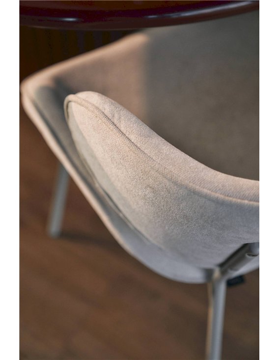 Détail de l'assise grise en tissu avec bord piqué et pied métallique
