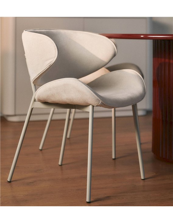 Chaise grise aux pieds clairs vue de trois quarts dans une salle à manger