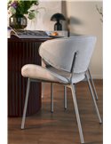 Chaise grise dans un intérieur avec une femme assise à table