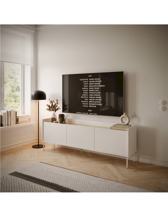 Meuble TV scandinave blanc dans un salon avec téléviseur et lampadaire noir