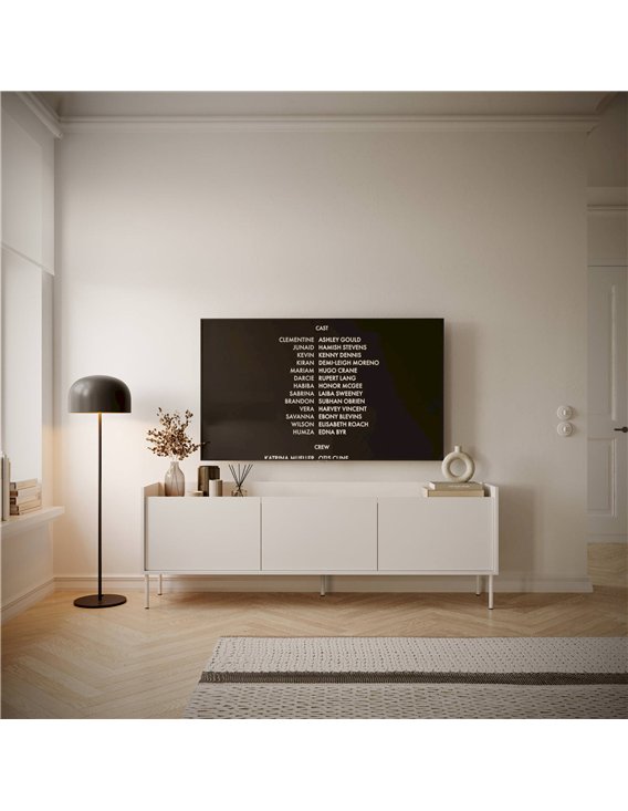 Meuble TV scandinave blanc contre un mur clair avec téléviseur et lampadaire