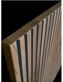 Détail des lames verticales en bois clair sur le battant de la vitrine