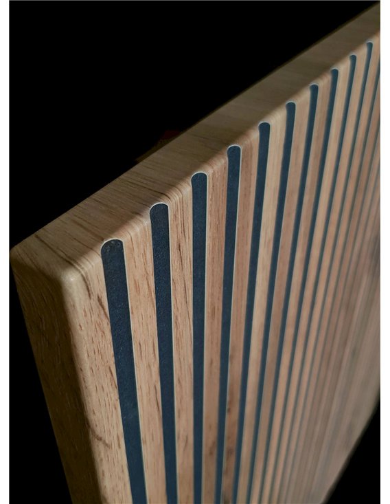 Détail des lames verticales en bois clair sur le battant de la vitrine
