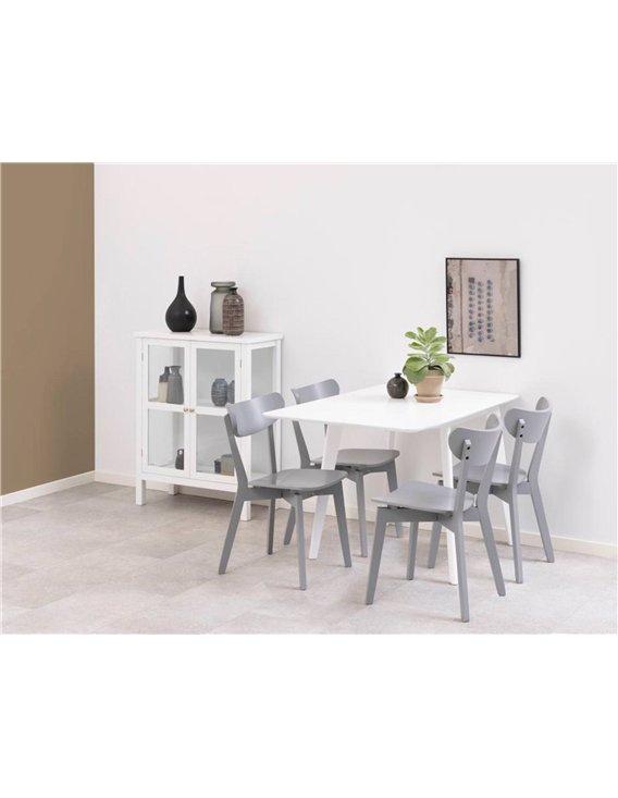 Quatre chaises grises autour d'une table blanche dans une pièce épurée