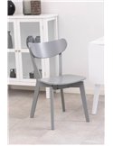 Chaise grise dans un coin de pièce près d'une vitrine blanche