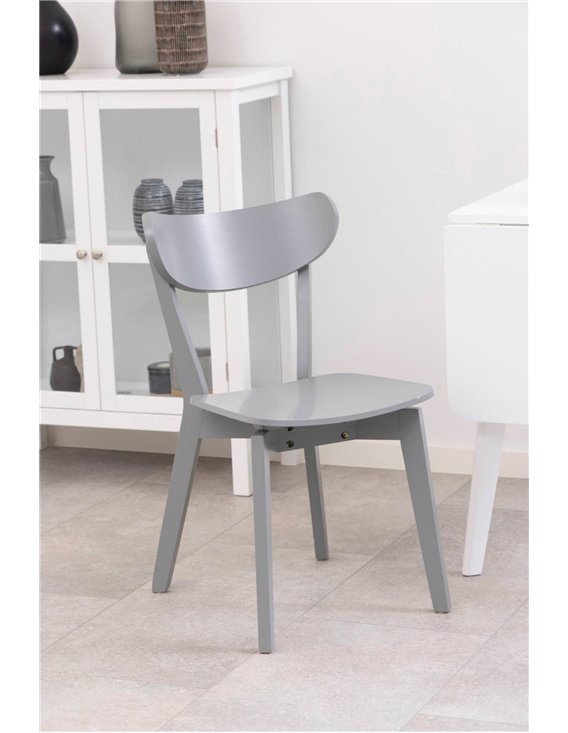 Chaise grise dans un coin de pièce près d'une vitrine blanche