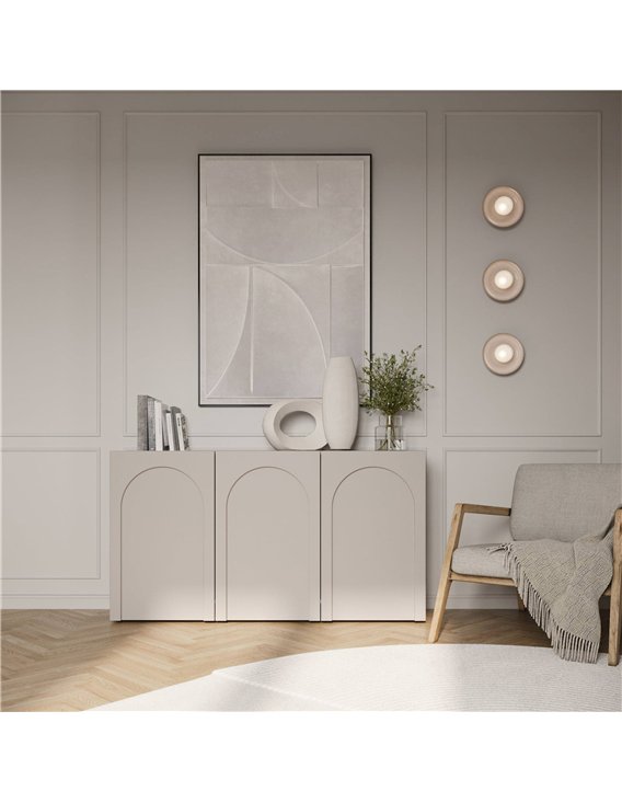 Buffet trois portes arquées beige dans un salon sous un tableau clair
