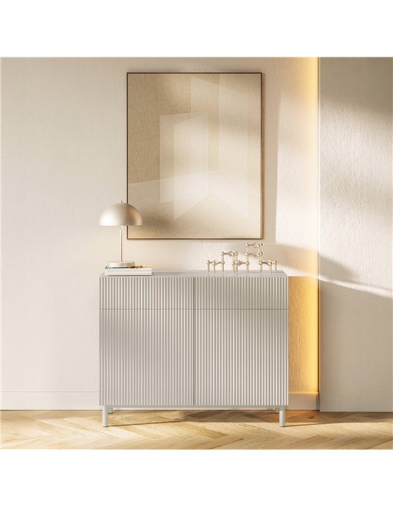 Commode beige rainurée vue de face dans un intérieur clair avec lampe