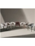 Chaises tapissées enveloppantes alignées en plusieurs coloris, vue d'ensemble