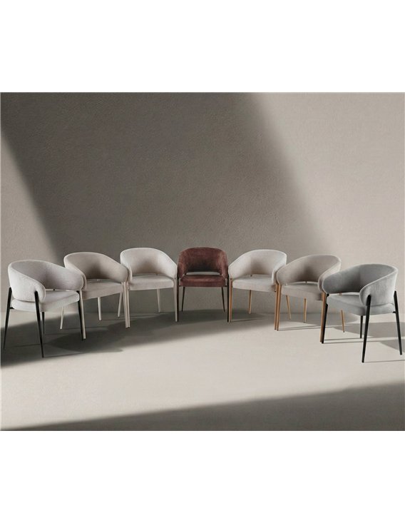 Chaises tapissées enveloppantes alignées en plusieurs coloris, vue d'ensemble