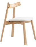 Chaise en bois clair de profil, dossier incurvé et assise crème