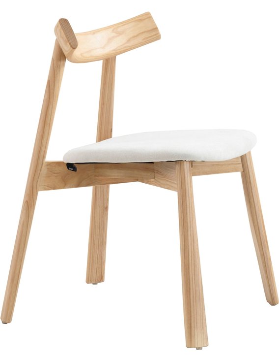 Chaise en bois clair de profil, dossier incurvé et assise crème