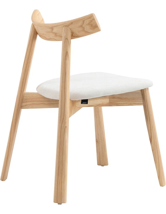 Chaise en bois clair vue de côté, étiquette discrète sous l'assise