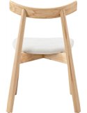 Chaise en bois clair vue de dos, traverse en X sous l'assise