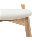 Gros plan sur l'assise crème et le pied en bois clair
