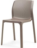 Chaise de jardin ajourée empilable taupe, vue de trois quarts