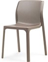 Chaise de jardin ajourée empilable taupe, vue de trois quarts