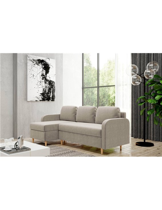 Canapé d'angle convertible beige dans un salon, mur gris, lampe et rideaux autour