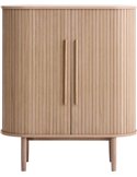 Commode haute rainurée claire de face, pieds fuselés et poignées longues