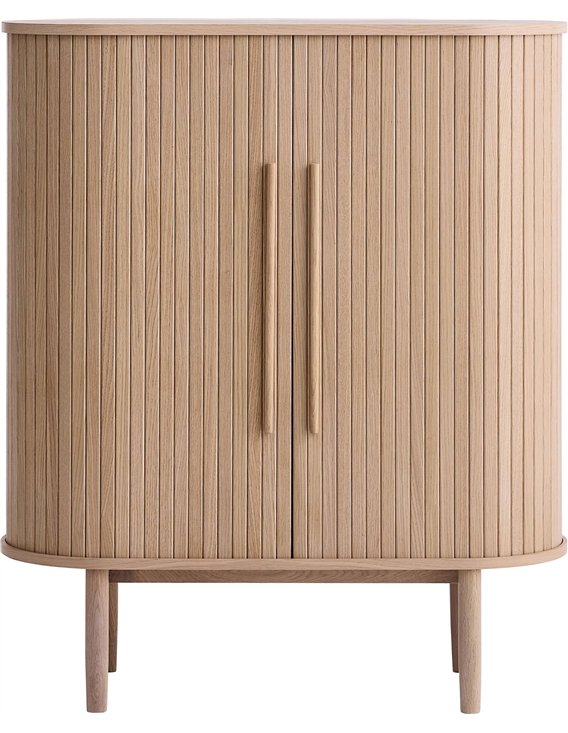 Commode haute rainurée claire de face, pieds fuselés et poignées longues