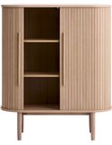 Commode haute rainurée claire portes ouvertes, étagères intérieures visibles